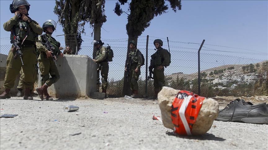 الاحتلال يعتقل فلسطينيًّا في نعلين بعد إصابته بالرصاص