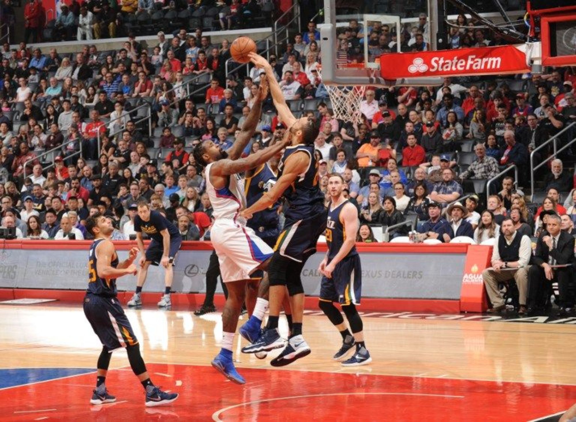 NBA..كليبرز وتورونتو إلى الأدوار الإقصائية