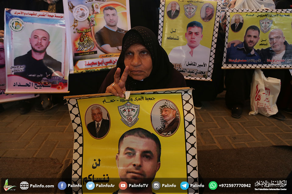 غزة: الاعتصام الأسبوعي لعائلات الأسرى أما مقر الصليب الأحمر
