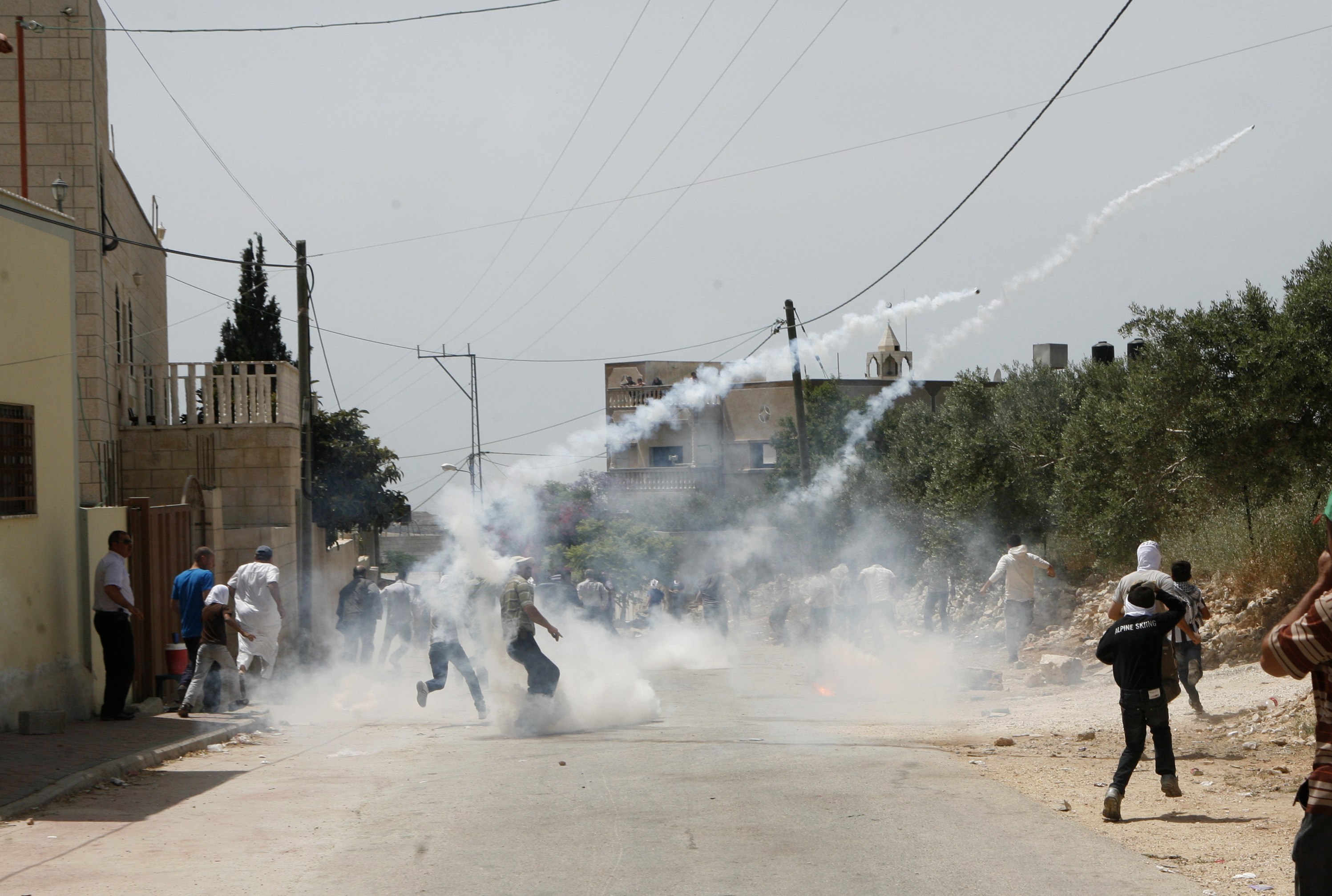 الاحتلال يقمع مسيرة للصحفيين على حاجز قلنديا شمال القدس