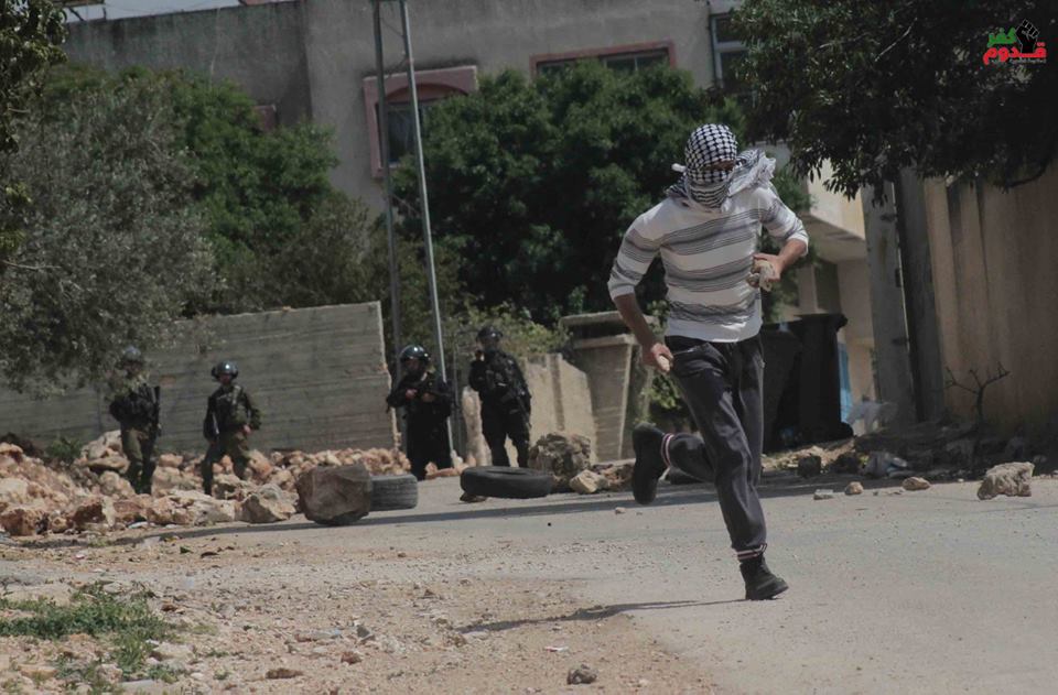 الاحتلال يعتقل شابين أحدهما جريح بمواجهات في كفر قدوم