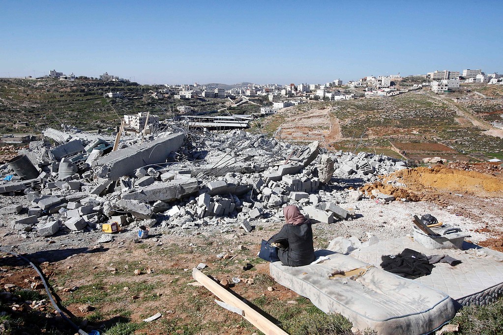 آليات صهيونية تهدم منشأة تجارية فلسطينية شمالي القدس المحتلة