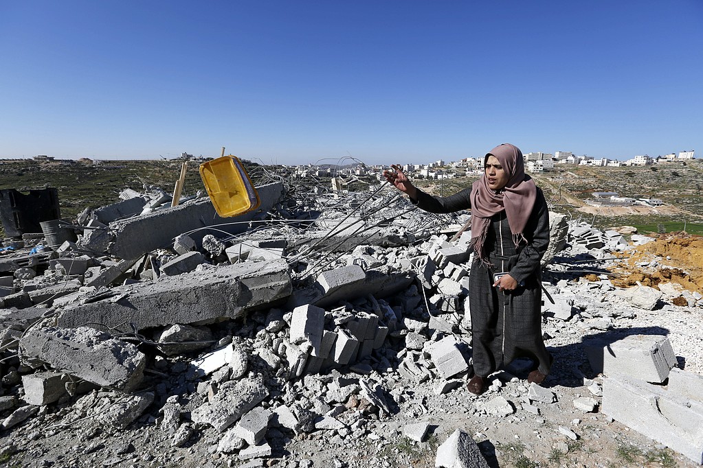 الاحتلال يهدم منشآت تجارية ويجرف أراضٍ فلسطينية غربي رام الله