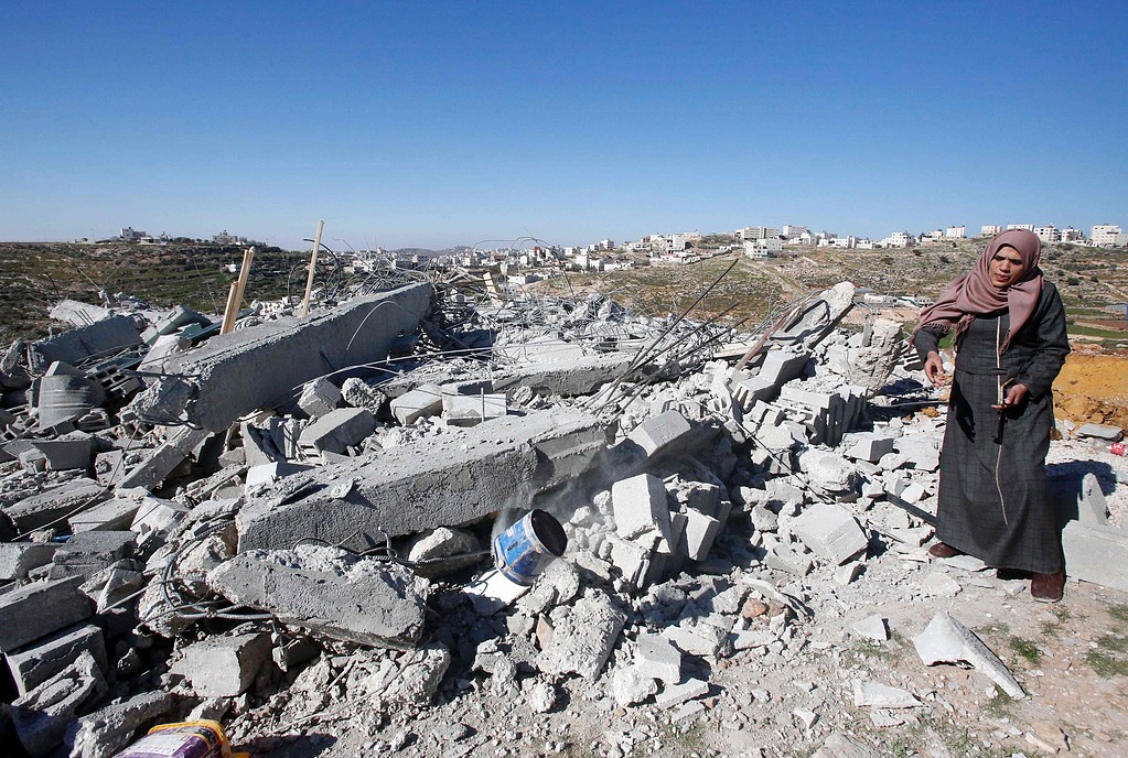 الاحتلال يُخطر بهدم منازل أسرى فلسطينيين وسط الضفة
