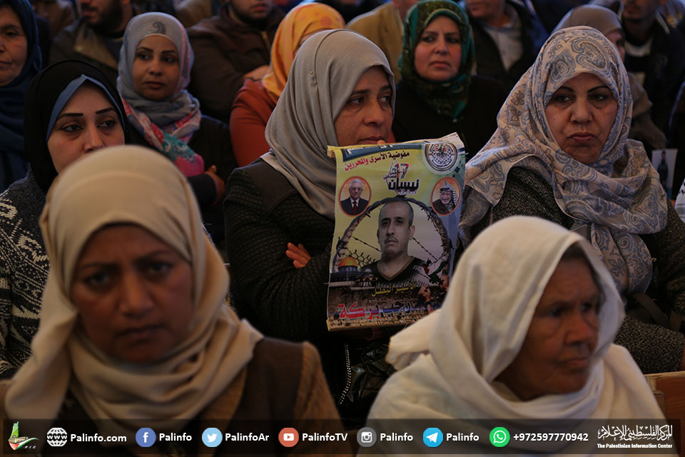 اعتصام أهالي الأسرى في سجون الاحتلال أمام مقر الصليب الأحمر بغزة