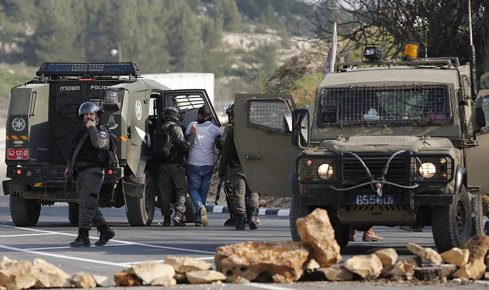 إصابات واعتقالات في مناطق متفرقة من الضفة فجرا