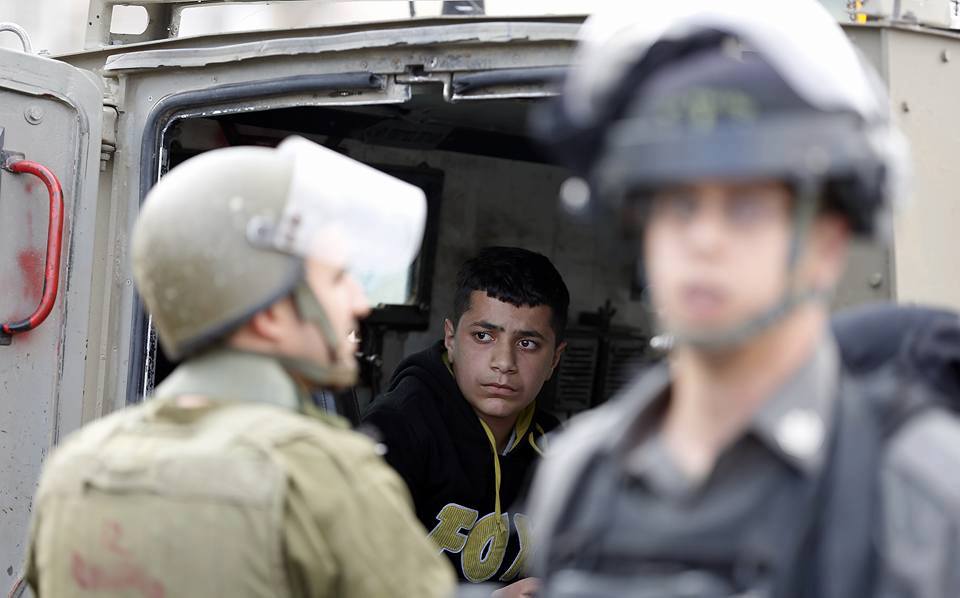 قوات الاحتلال تعتقل 4 فلسطينيين بالضفة الغربية