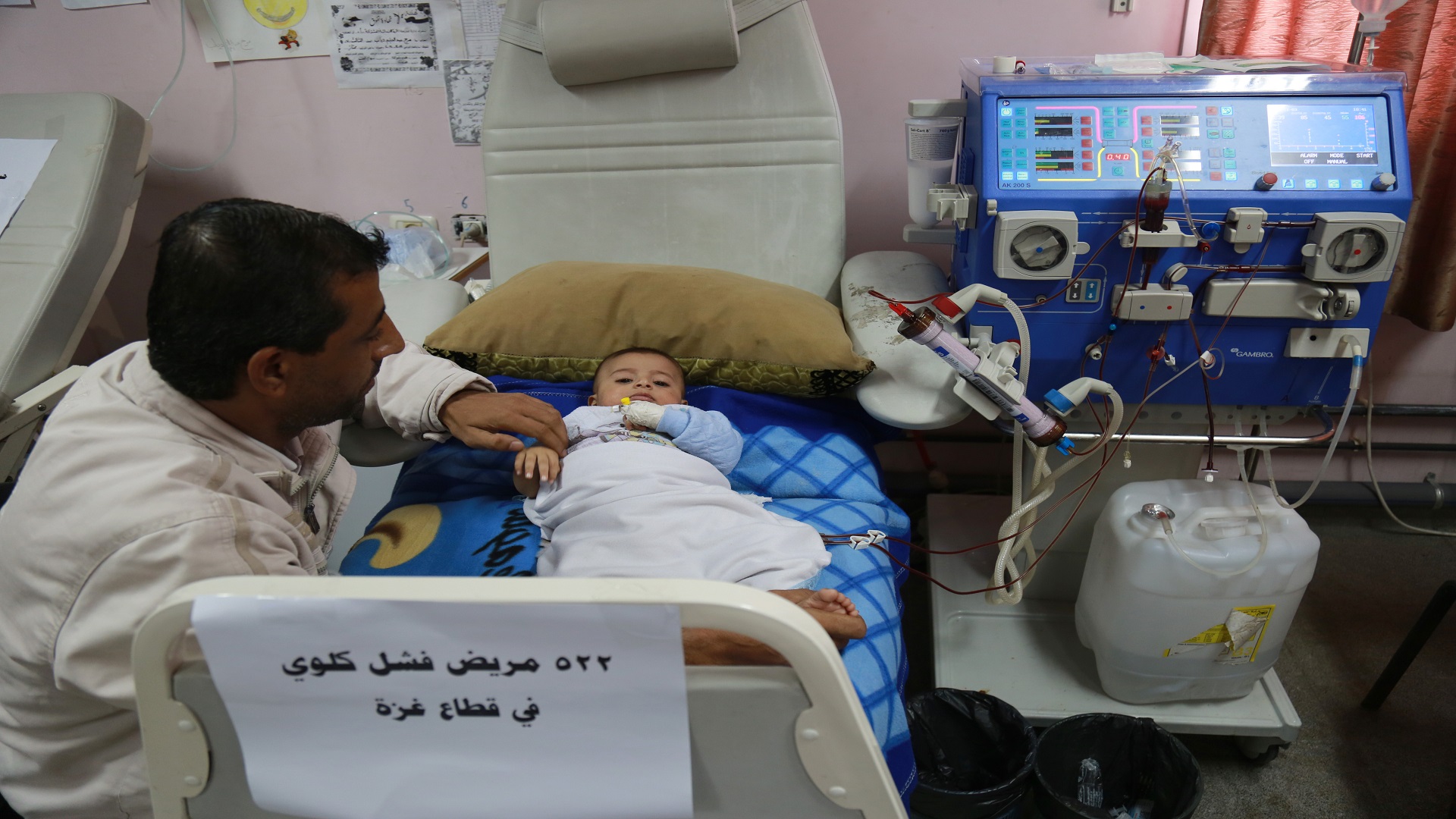 المختبرات وبنوك الدم بغزة تحذر من توقف بعض خدماتها