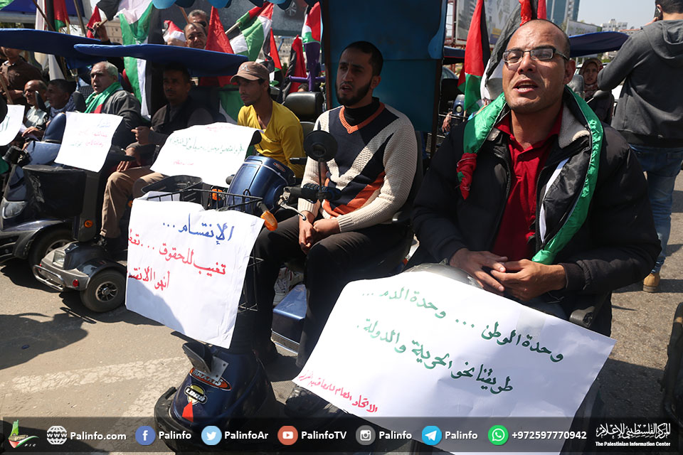 مسيرة بغزة لذوي الإعاقة يطالبون بالوحدة الوطنية وإنهاء الانقسام