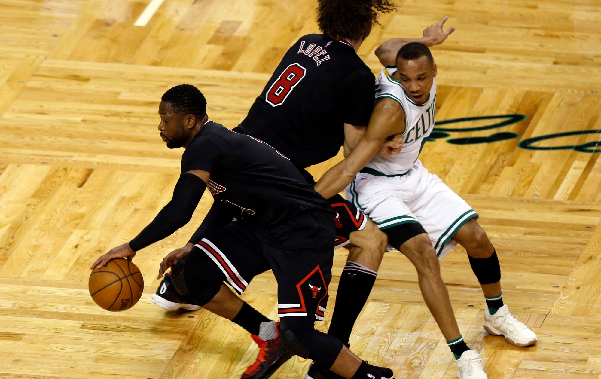 NBA..انتصارات لشيكاغو بولز وتورونتو ولوس أنجليس كليبيرز في البلاي أوف