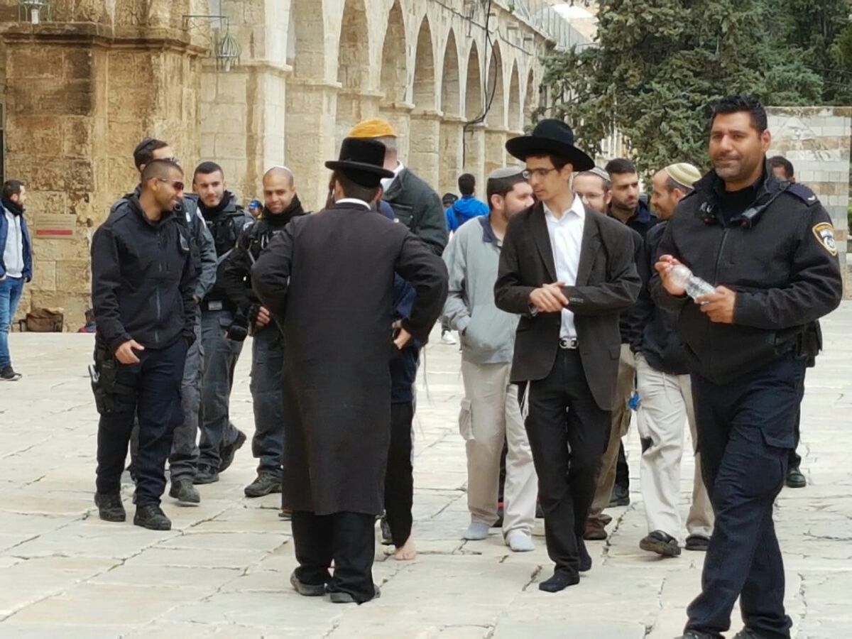 شرطة الاحتلال تمنع دخول وخروج المصلين من الأقصى