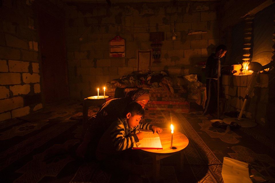في غزة.. الحياة على ضوء شمعة