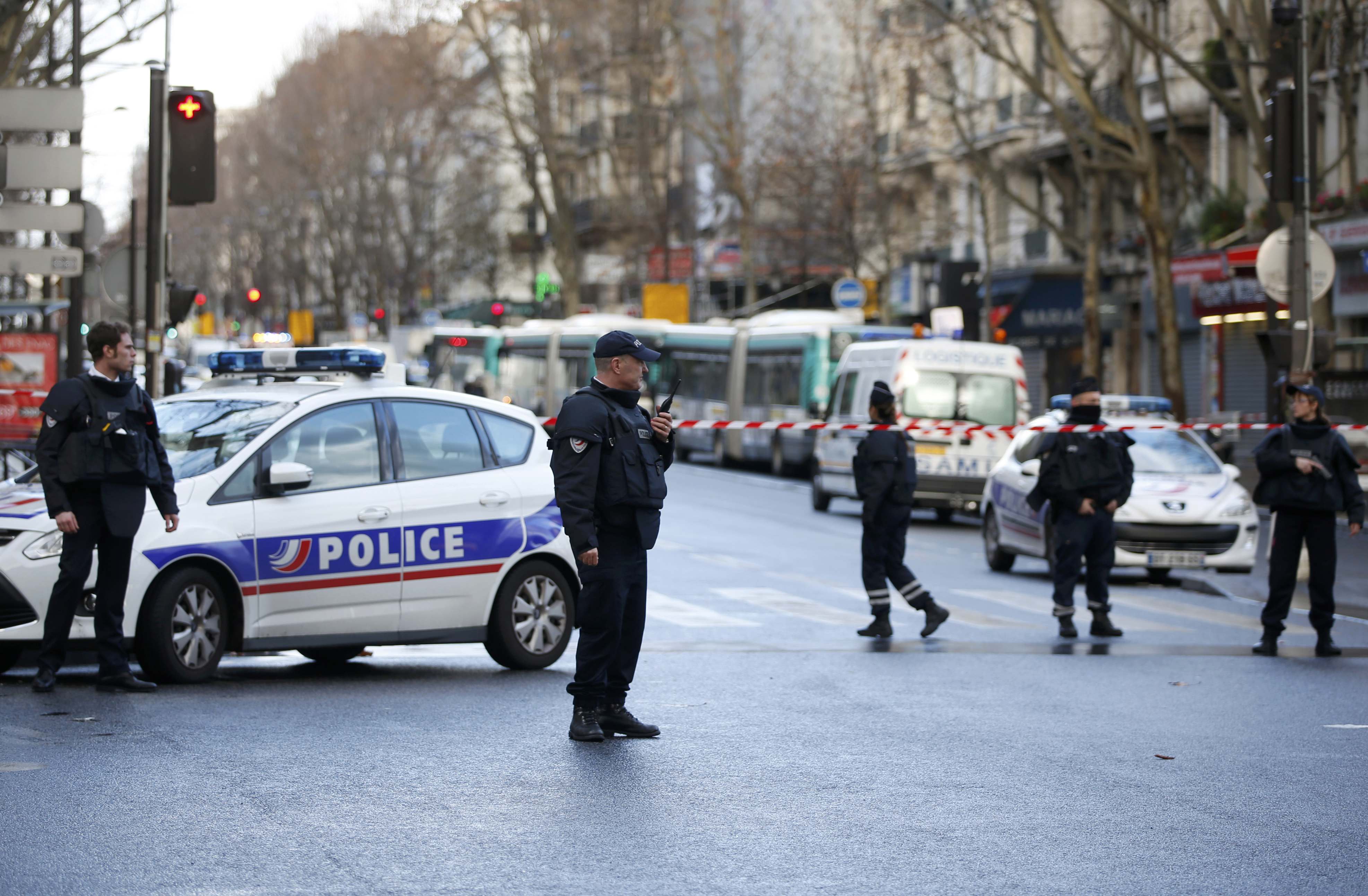 إصابة 4 أشخاص طعنا بسكين في هجوم بباريس