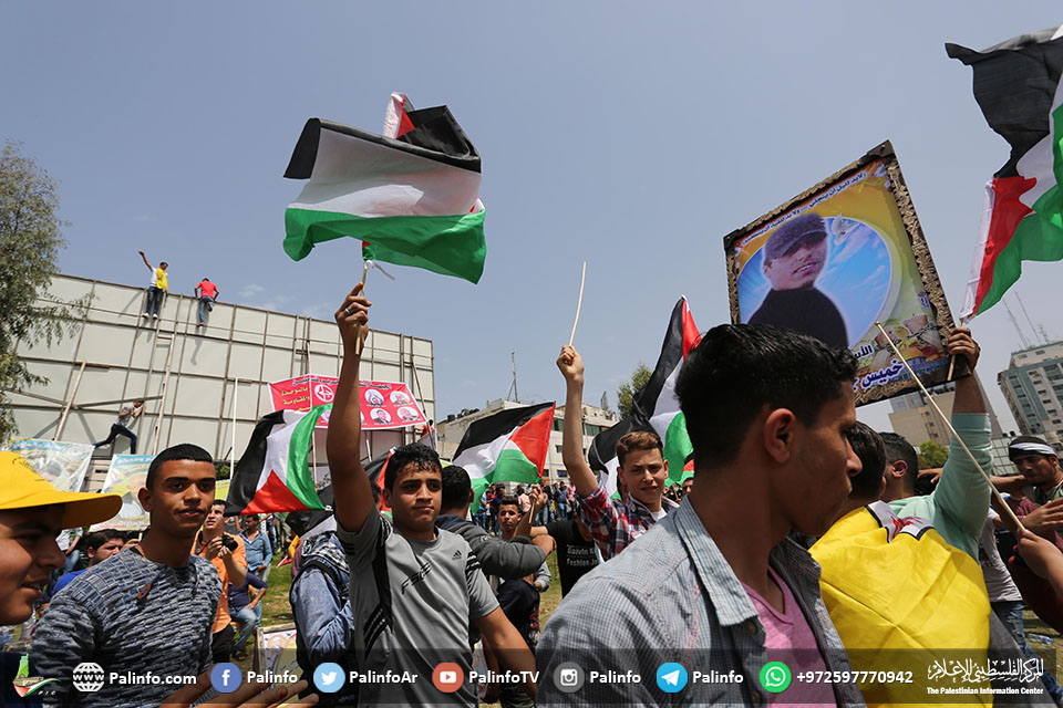 حركة فتح بغزة تنظم مسيرة تضامن مع الأسرى المضربين عن الطعام