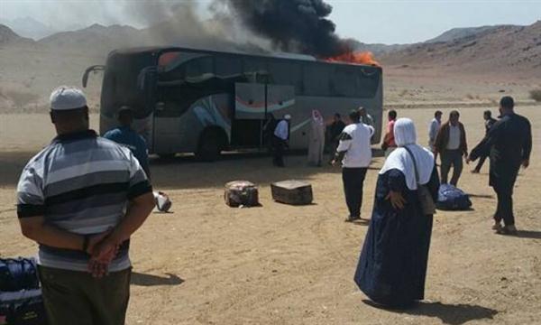إنقاذ معتمرين فلسطينيين اندلعت النيران بحافلتهم قرب خبير