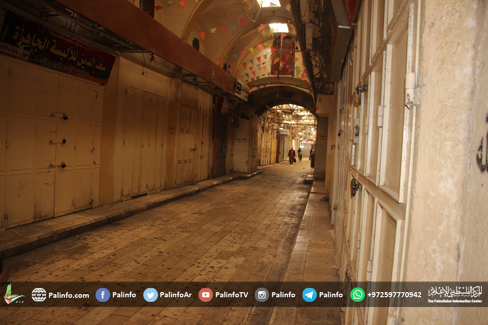 سجون الاحتلال تصادر الملح والبهارات من أقسام الأسرى المضربين