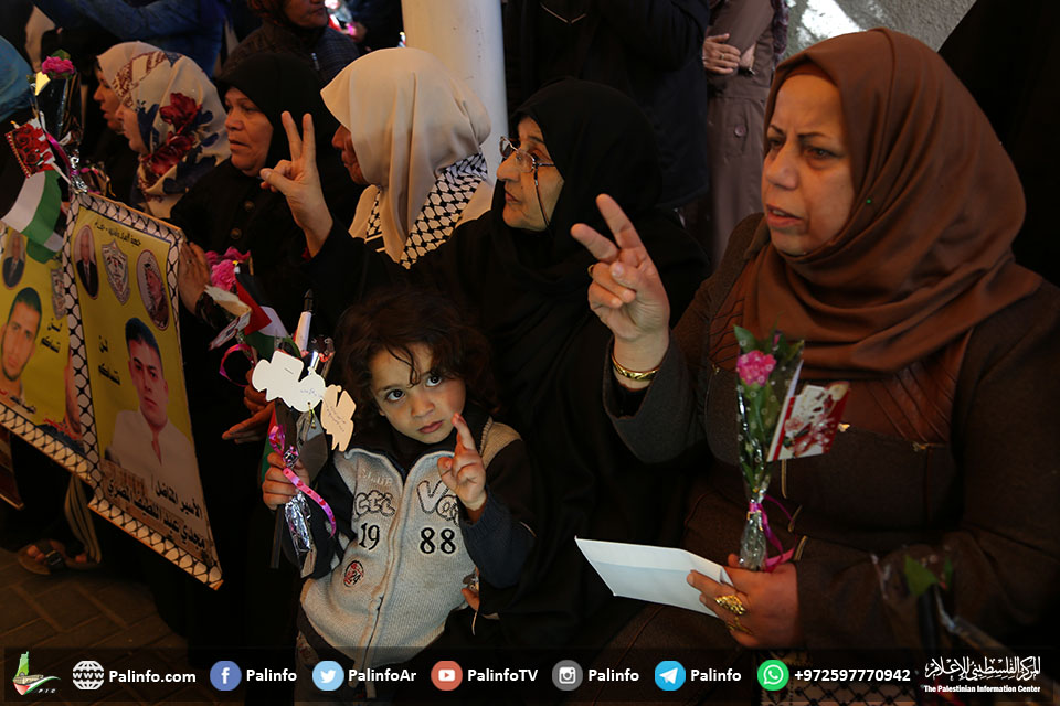 اعتصام أهالي الأسرى في سجون الاحتلال داخل مقر الصليب الأحمر بغزة