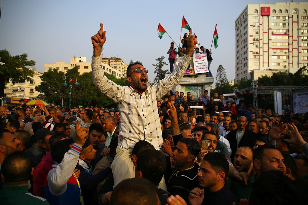 تظاهرات لموظفي السلطة برفح وغزة احتجاجًا على خصم الرواتب