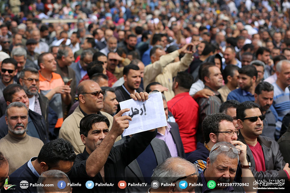 آلاف الموظفين يتظاهرون بغزة ضد تقليصات الرواتب