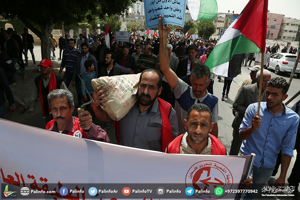 مسيرة لعمال غزة تدعو لرفع الحصار بمناسبة يومهم العالمي