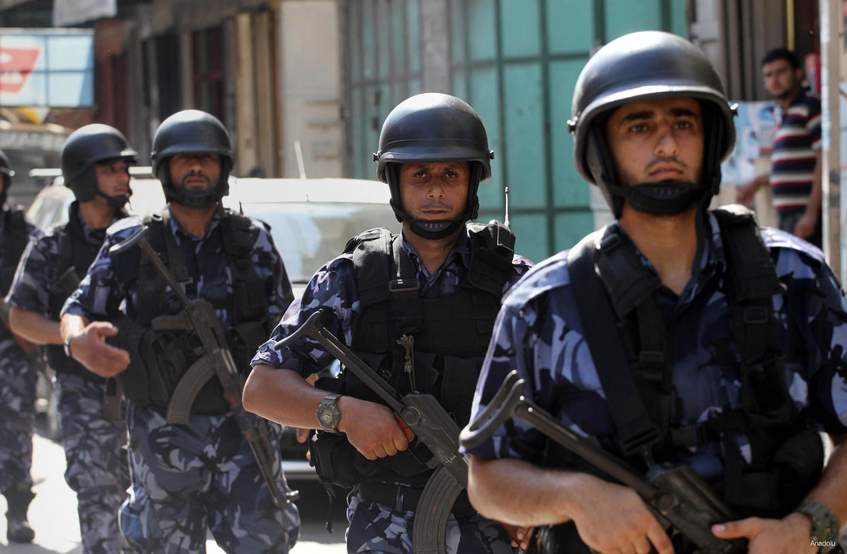 أجهزة السلطة تعتقل 5 مواطنين وتواصل احتجاز آخرين