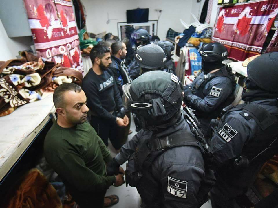مركز فلسطين يطالب بوقف الإجراءات التعسفية التي تنزع فرحة الأسرى بالعيد