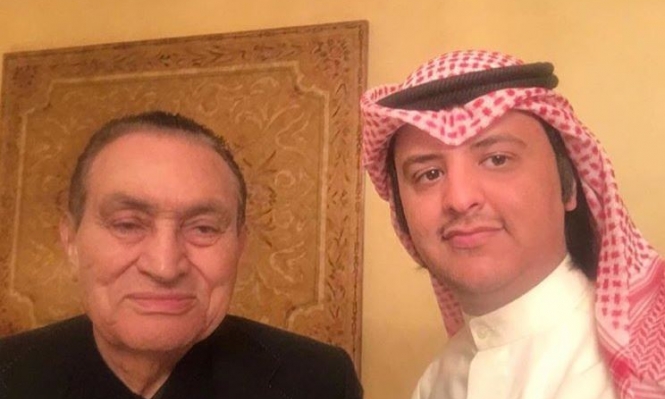 مبارك يستقبل مسؤولاً كويتياً سابقاً في أول ظهور خارج السجن