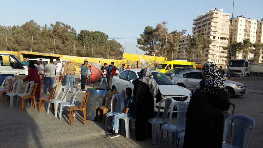 شبان وأمهات الأسرى يغلقون مداخل رام الله في اليوم الـ29 للإضراب