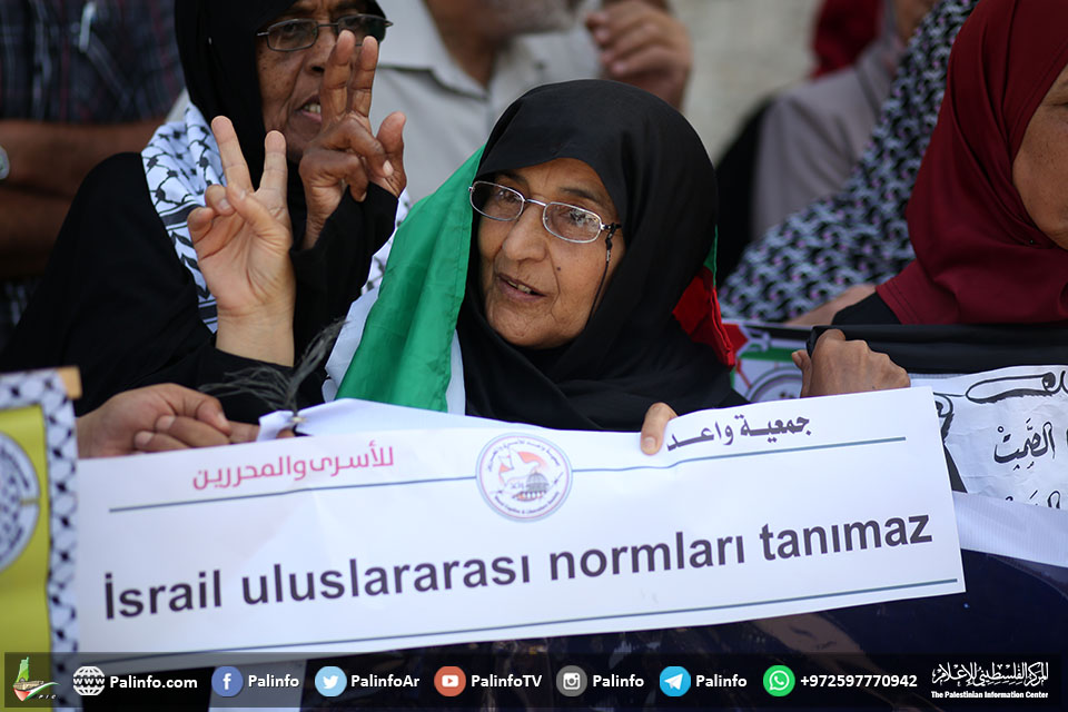 وقفة تضامن بغزة مع دخول إضراب الأسرى الشهر الثاني