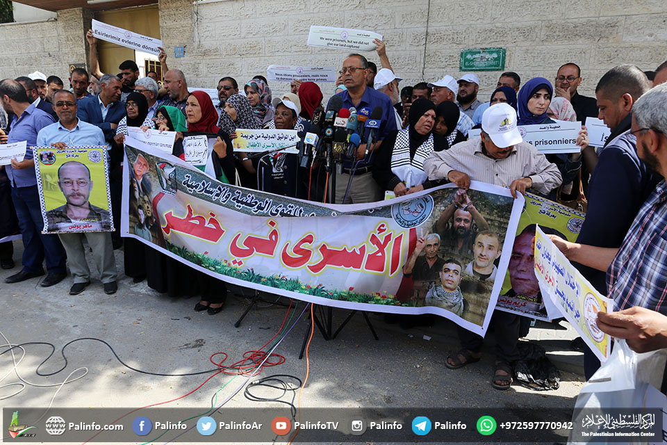 وقفة تضامنية مع الأسرى أمام الصليب الأحمر بغزة