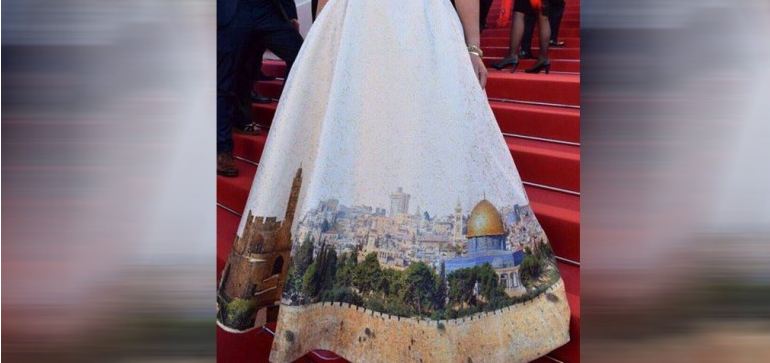 وزيرة إسرائيلية ترتدي ثوبًا يحمل صورة القدس المحتلة