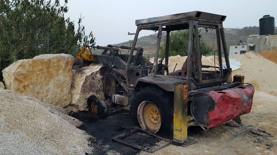 الاحتلال يصادر جرافة لمنع تعبيد طريق زراعي شرق قلقيلية