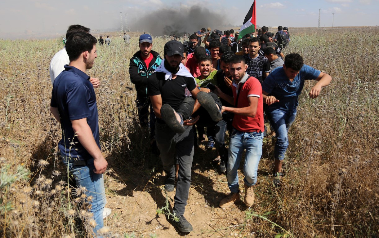 الاحتلال يصيب 5 مواطنين بالرصاص والغاز في قطاع غزة