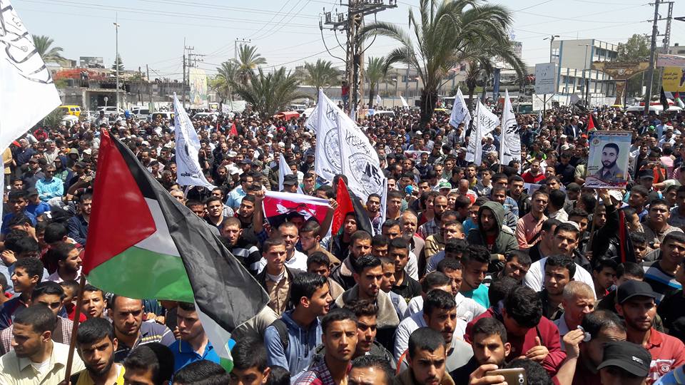 مسيرة حاشدة بخان يونس رفضا للحصار وللمطالبة برحيل عباس