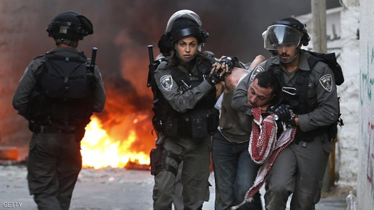 الخليل.. الاحتلال يعتقل فلسطينيًّا بزعم حيازته سكينًا