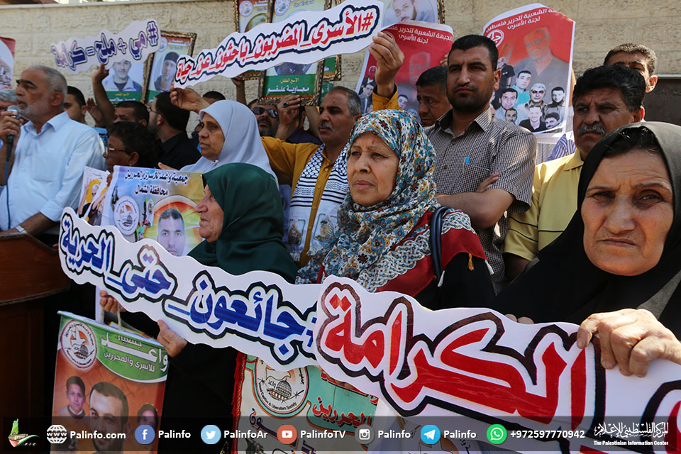 وقفة احتجاجية غاضبة تضامنا مع الأسرى أمام مقر الصليب الأحمر بغزة
