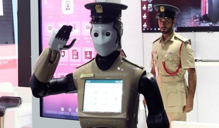 الشرطي الآلي يدخل الخدمة رسميا في دبي