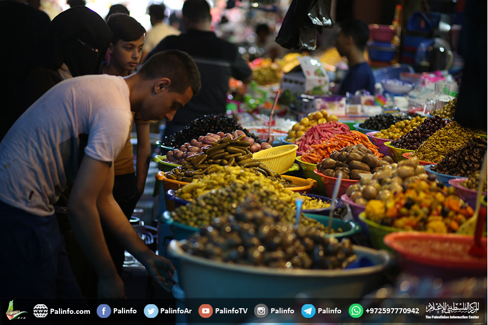 أسواق غزة تستقبل رمضان بطريقتها الخاصة