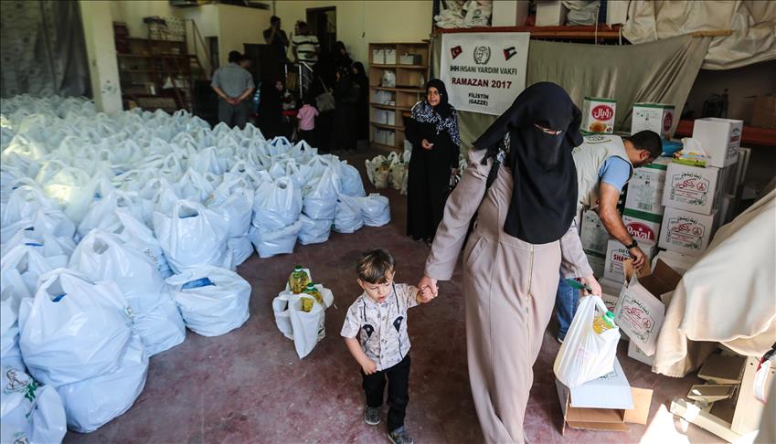 هيئة تركية توزّع طرودًا غذائية على فقراء وأيتام بغزة