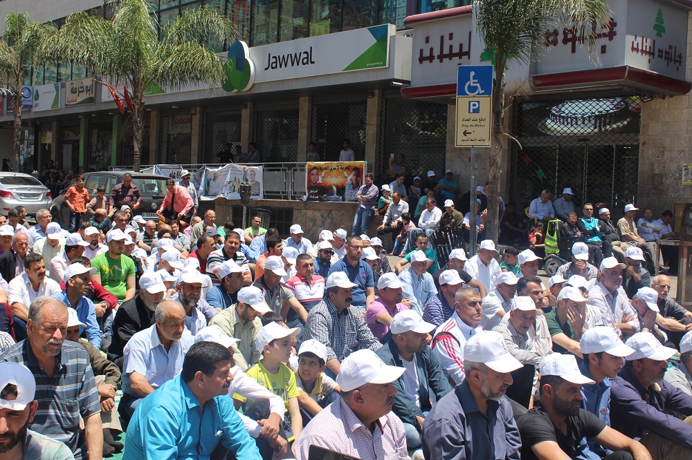 فلسطينيو الداخل يؤدون صلاة الجمعة أمام سجون ومستشفيات الاحتلال