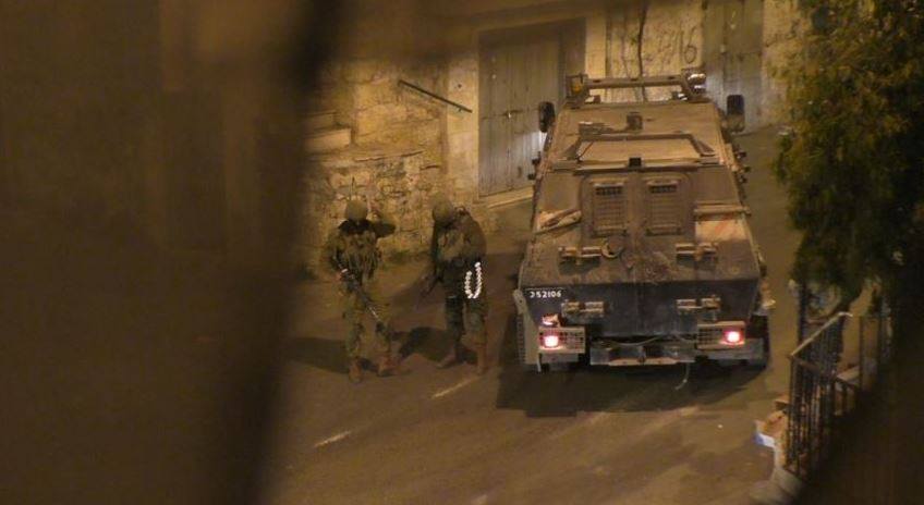 الاحتلال يعتقل 14 مواطنا من الضفة والقدس