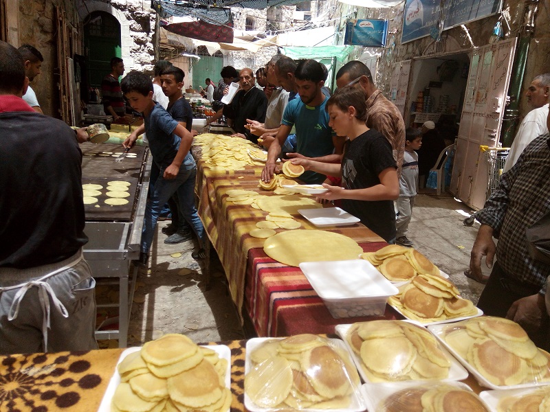 اليوم الأول في رمضان من قلب البلدة القديمة بالخليل