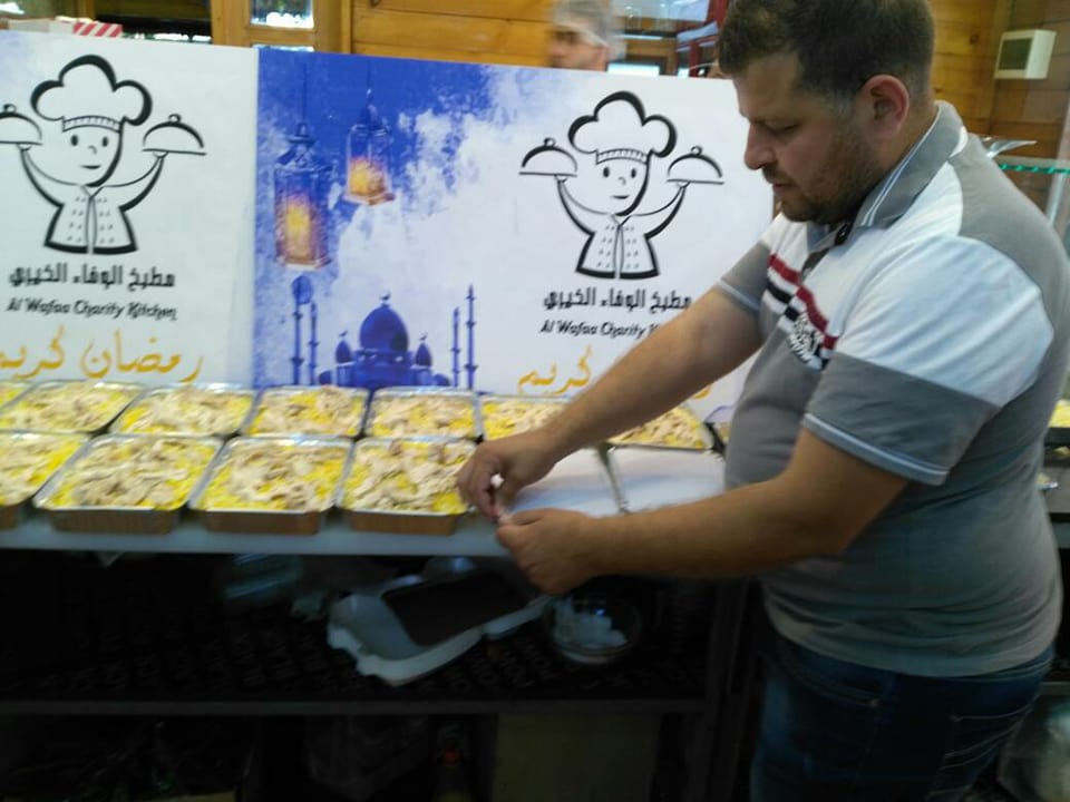 توزيع وجبات إفطار للاجئين الفلسطينيين النازحين من سوريا