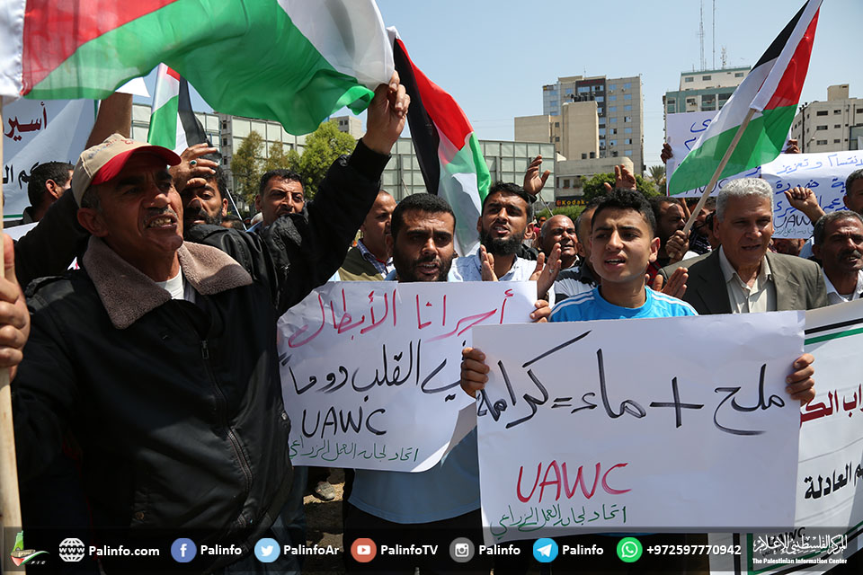 13 أسيرًا يواصلون إضرابهم رفضًا للاعتقال الإداري