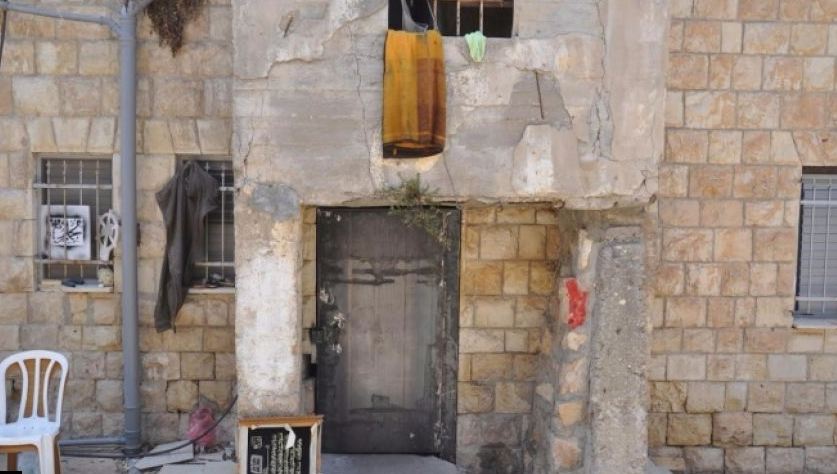 شرطة الاحتلال تطرد عائلة فلسطينية من منزلها بحيفا