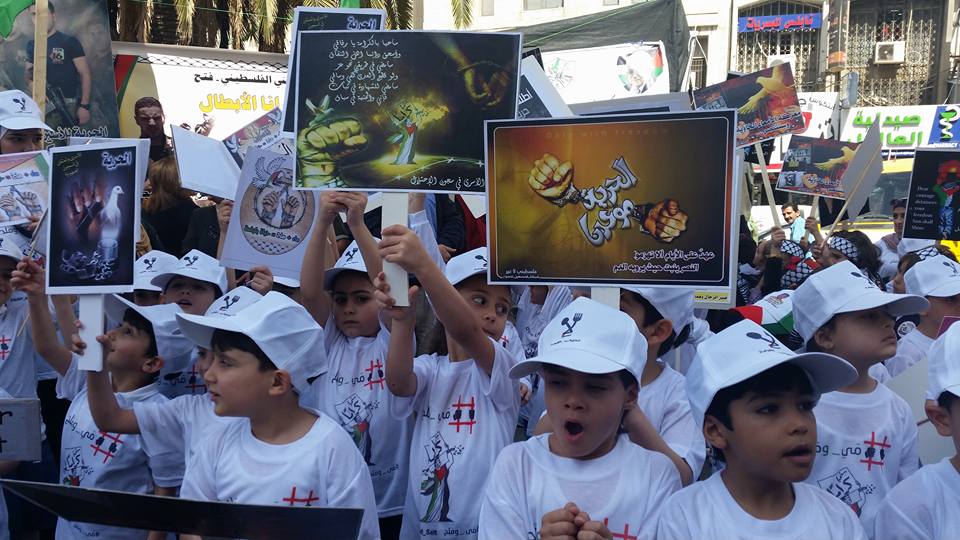 نابلس: مسيرة نسوية ووقفة للأطفال تضامنا مع الأسرى