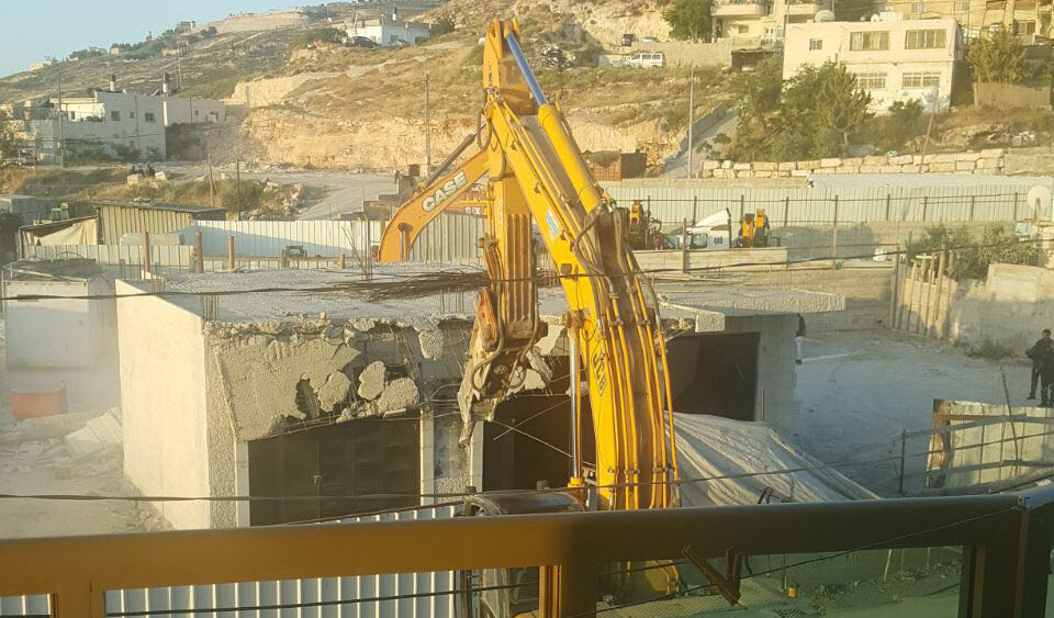 الاحتلال يهدم منشأة تجارية في عناتا شمال شرق القدس