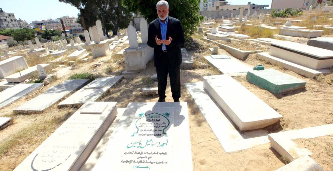 هنية يزور قبر الشيخ المؤسس أحمد ياسين