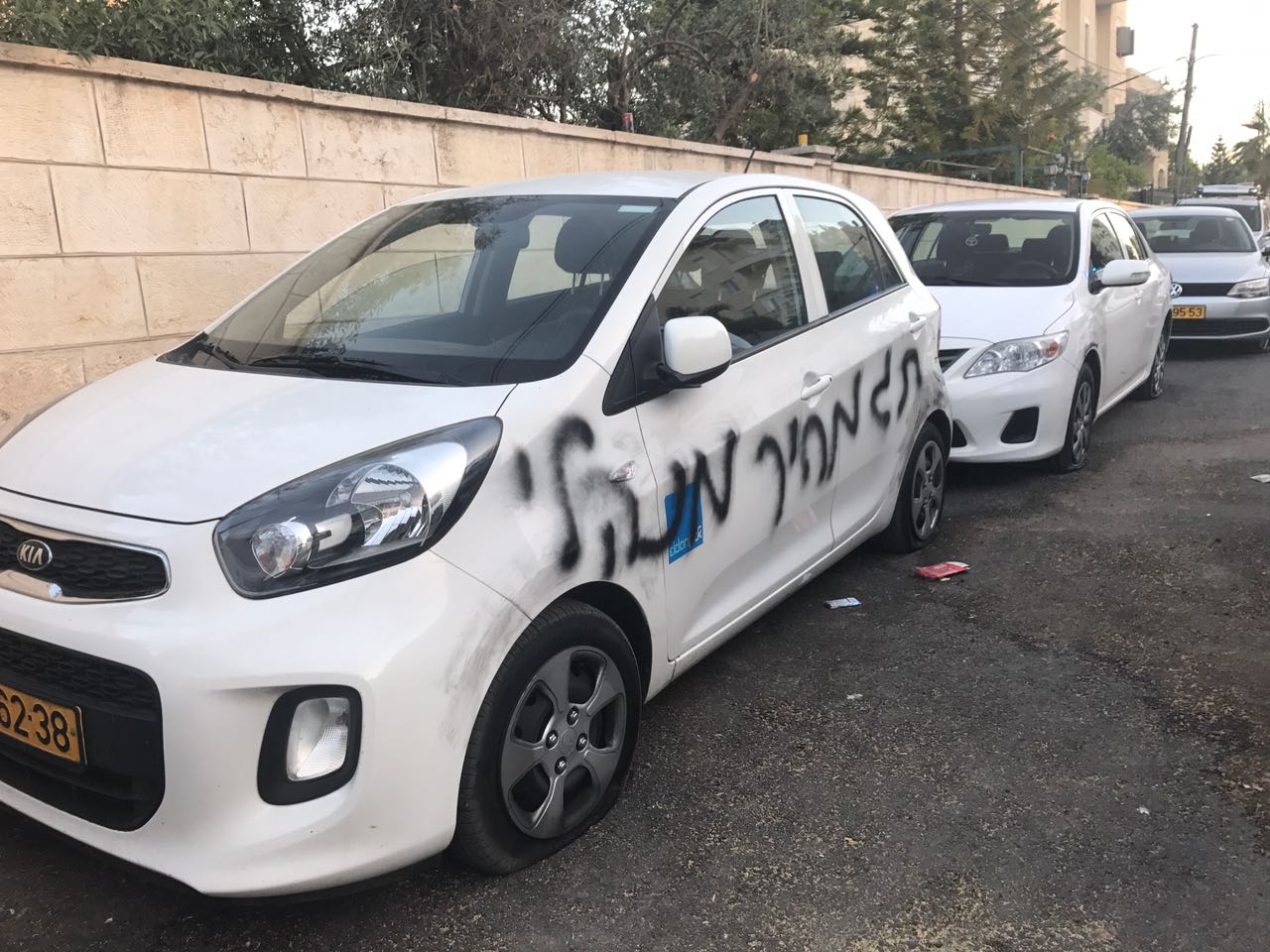 مستوطنون يعتدون على 20 مركبة فلسطينية بشعفاط