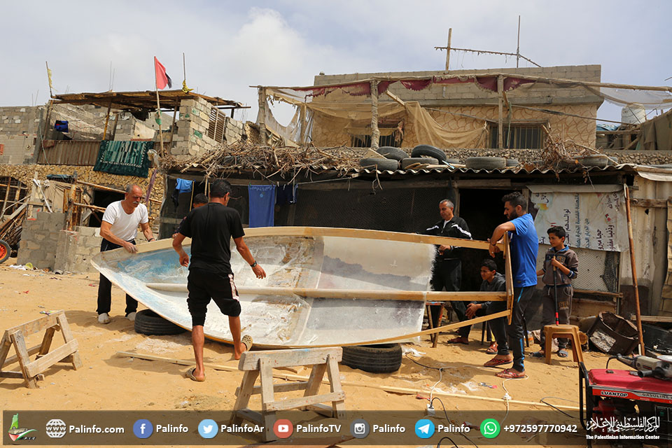 صياد فلسطيني يصنع مركب صيد في غزة